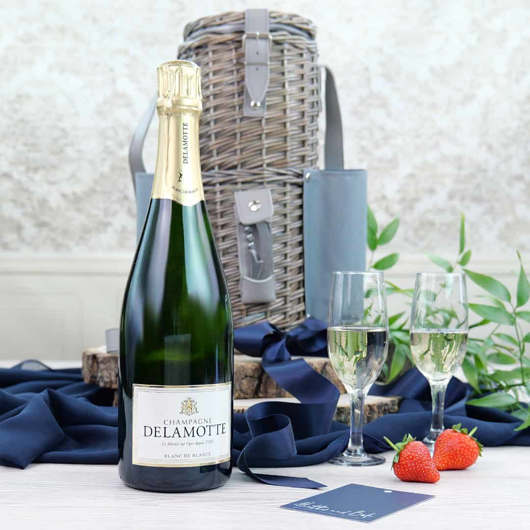 Champagne and Glasses Gift Set
